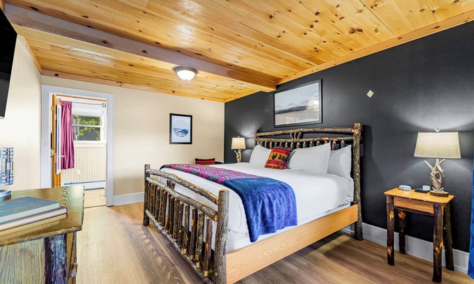 North Creek Condo | Come stay at Alpine Lodge for amazing views!