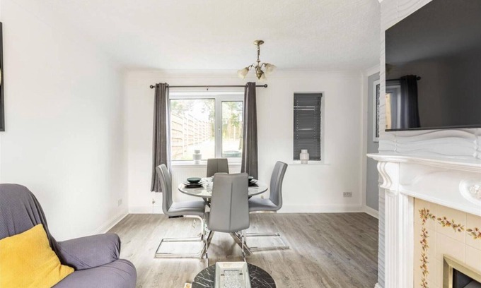 Belthorn House | Come & Unwind in Charming 5 Bed House in Blackburn