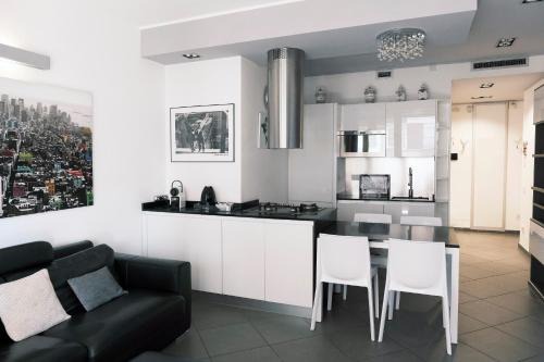 Centro Storico Apartment | ComeCasa De Amicis Urban Flat near Duomo