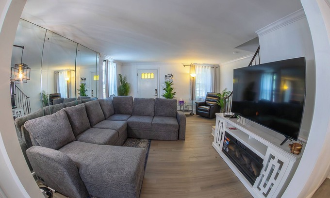 Sharon Hill House | ComfiNook Retreat- 3BR Near PHL Airport + Parking + WiFi + AC