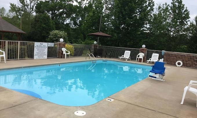 Cabot House | Comfort and Convenience! 2 Pet-friendly Units, Free Breakfast & Parking, Pool
