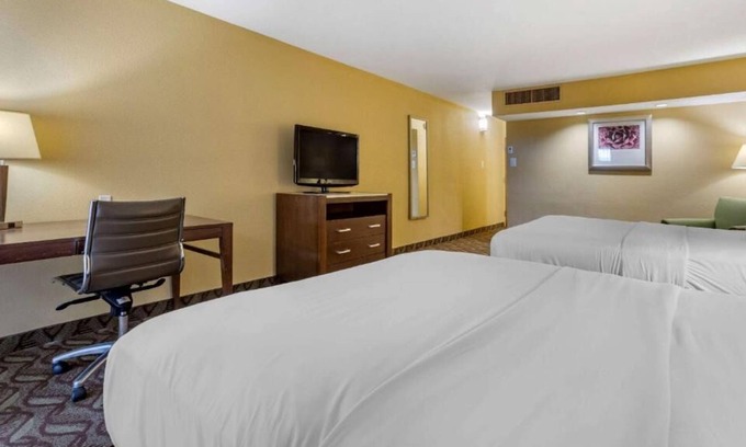 Roswell House | Comfort and Convenience! 2 Relaxing Units, Free Breakfast, Pet-friendly