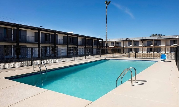 Downtown Tucson Resort | Comfort and Convenience! Outdoor Pool, Free Parking, Near Reid Park Zoo