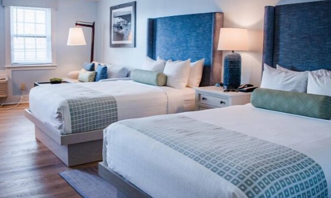 Silver Beach House | Comfort and Great Service! Minutes to Nobska Lighthouse! Onsite Parking!