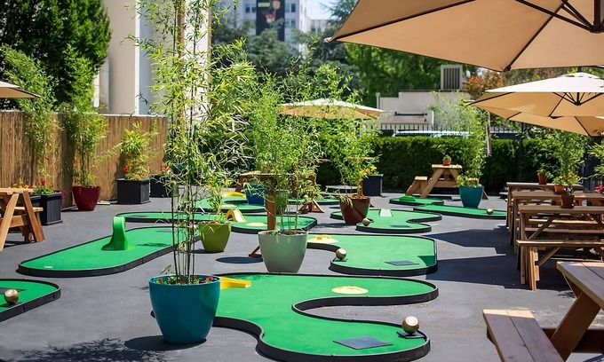 Goose Hollow Hotel | Comfort and Relaxation! 4 Modern Units, Onsite Mini-golf Course, Pet-friendly!