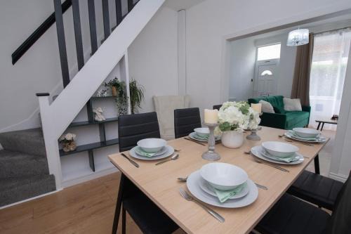 Hull House | Comfort Cove