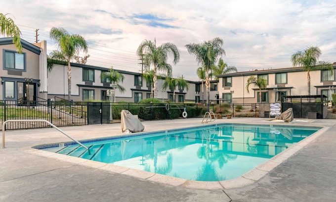 Colton Hotel | Comfort Inn And Suites Colton