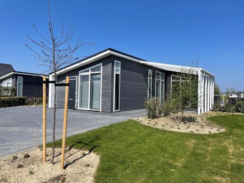 Wemeldinge House | Comfortabel en modern ingericht huis met uitzicht op het meer 12