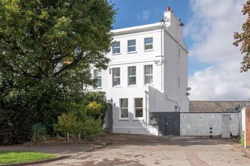 Cheltenham Apartment | Comfortable 1-Bed Flat Near Pittville Park