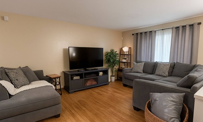North Chicago House | Comfortable 2 bedroom house near Great Lakes Navy Base ideal for families