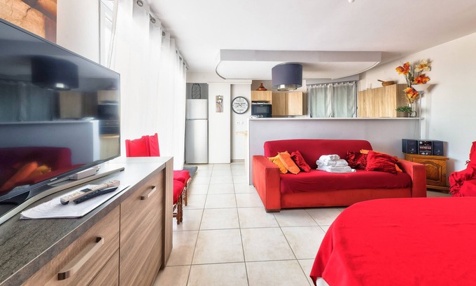 4th Arrondissement Apartment | Comfortable 2-bedroom rooftop apartment with view