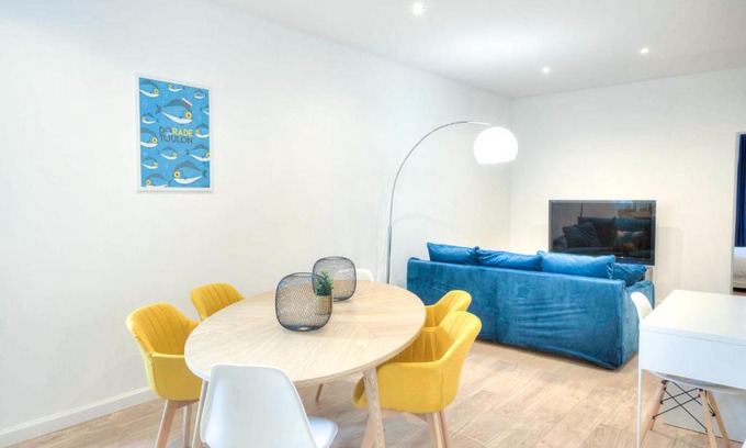 Toulon Apartment | Comfortable 2 bedroom with AC close to the station - Dodo et Tartine