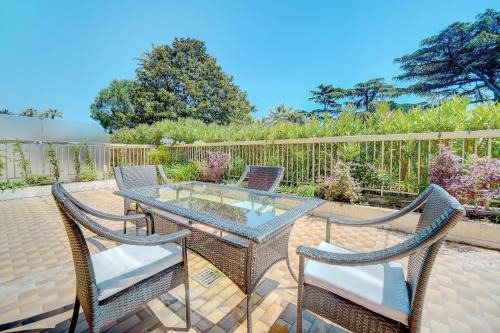 Riou - Petit Juas - Av de Grasse Apartment | comfortable 3 bedroom, superb south terrace