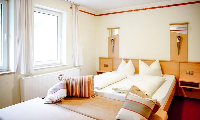 Zueschen Apartment | Comfortable and versatile room -perfect for relaxation, work and exchange