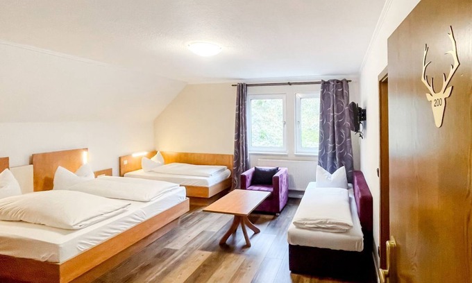 Zueschen House | Comfortable and versatile room -perfect for relaxation, work and exchange