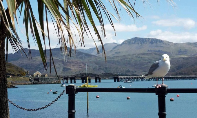 Barmouth Apartment | Comfortable apartment with fabulous views and shared terrace.