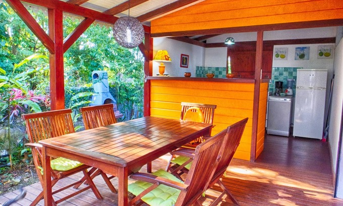 Pointe-Noire Cottage | Comfortable bungalow in a garden with dense tropical vegetation