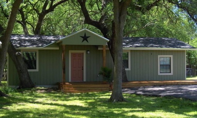 San Leanna House | Comfortable, clean, newly remodeled house south of Austin.