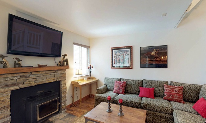 Park City Condo | Comfortable condo with WiFi, washer/dryer, pool & hot tubs - walk to skiing