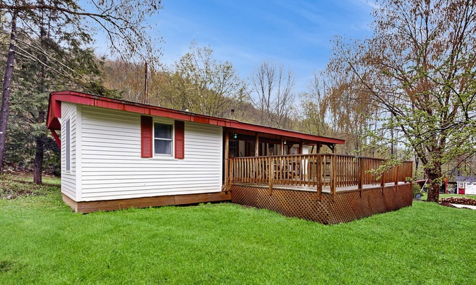 Central Vermont- Killington House | Comfortable dog-friendly home w/pond view, deck, gas grill, wifi, TVs, kitchen