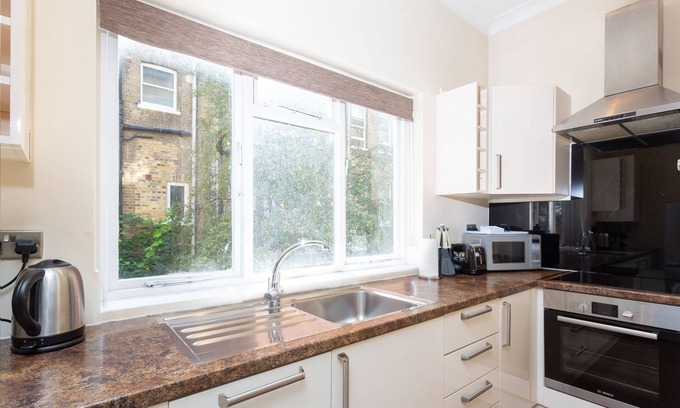 West Kensington Apartment | Comfortable Flat in West Kensington Perfect for Business or Leisure