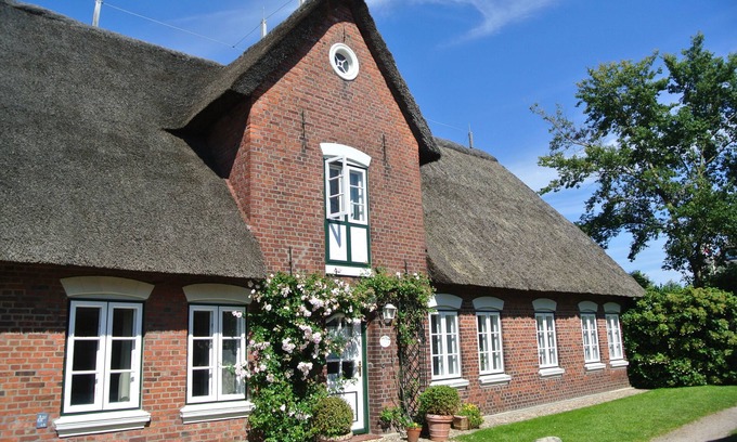 Alkersum House | Comfortable Frisian house under thatch with large garden