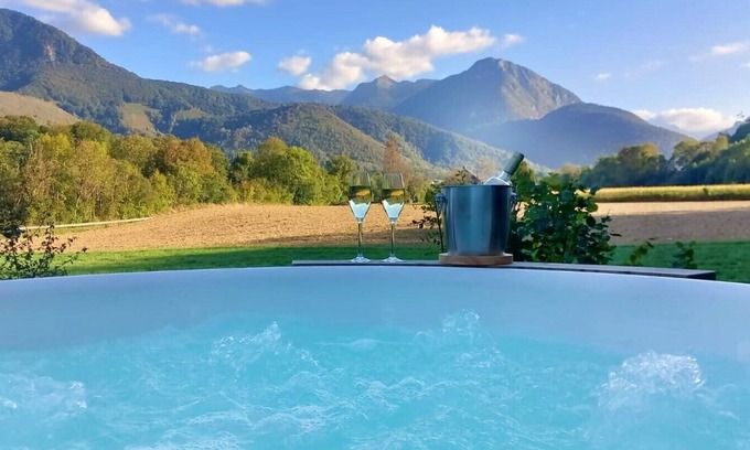 Asson Ski Chalet | Comfortable gîte with Spa and Pyrenees view *