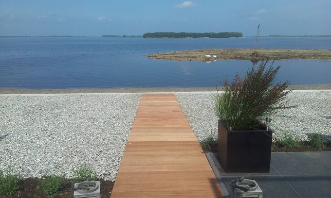 Hulshorst House | Comfortable holiday home directly on the Veluwemeer with beautiful lake view