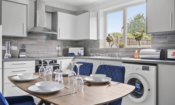 Peterborough House | Comfortable home for contractors sleeps 6