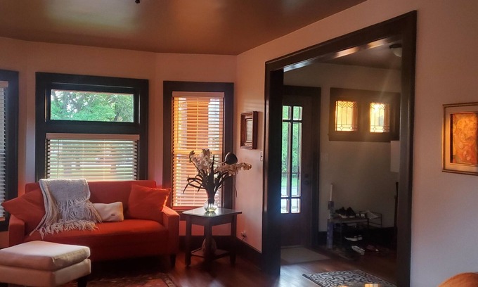 Detroit House | Comfortable Home Near Downtown Detroit - W Grand Blvd.