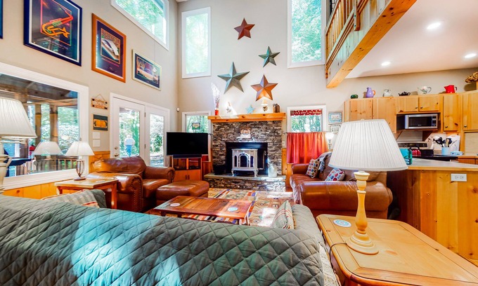 Clayton Cabin | Comfortable home with high-speed WiFi, private washer/dryer, and central AC