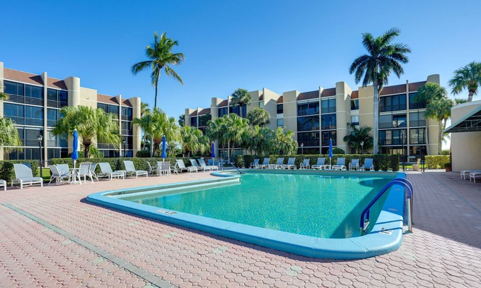 Jensen Beach Condo | Comfortable Jensen Beach Condo w/Pool View!