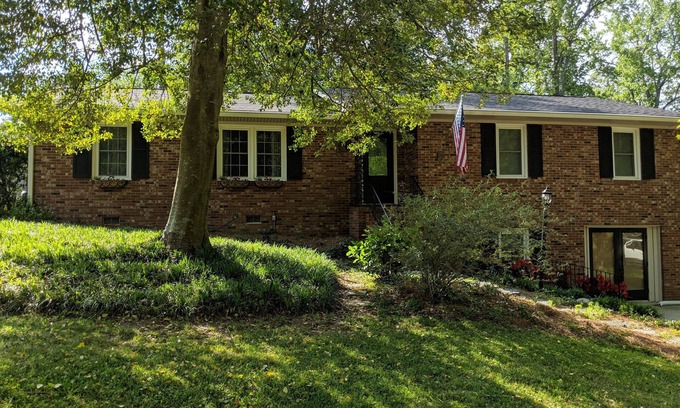 Augusta House | Comfortable Masters rental for 6-8 people in established West Augusta