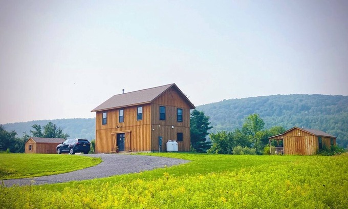 Gallupville House | Comfortable Modern Barn House in Peaceful Setting