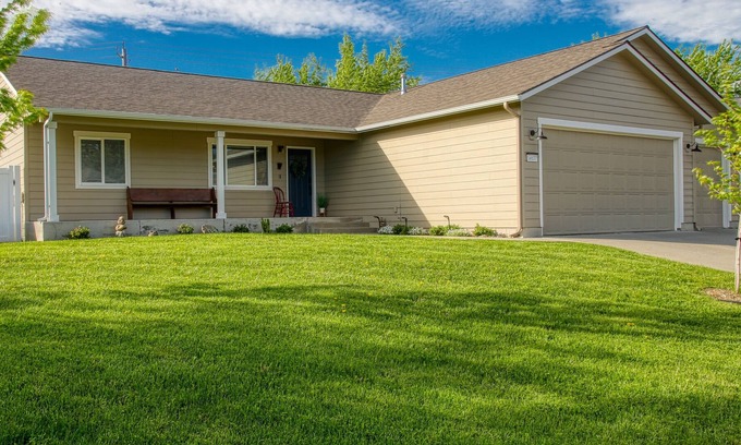 Rathdrum House | Comfortable North Idaho home has everything you need, including a game room!