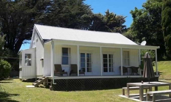 Russell Cottage | Comfortable Kiwi bach with privacy and views