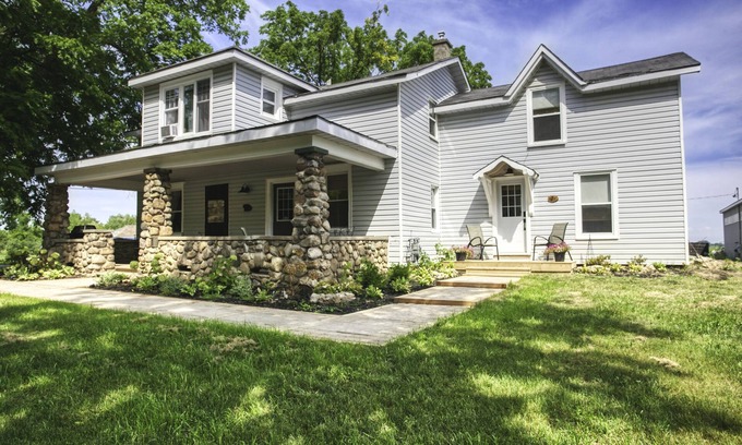 Beamsville Other | Comfortable spacious farmhouse vineyard location. Ensuite bathrooms.