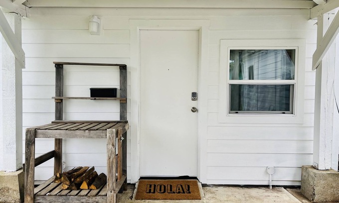Brentwood-Darlington Cottage | Comfortable Stay Near Downtown, Airport, Food Carts, Etc