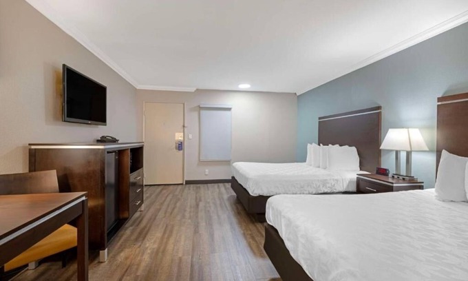 Anaheim Resort Hotel | Comfortable Stay w/Free Parking Near Magical Disneyland