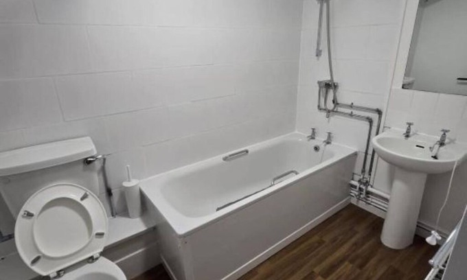 Leeds Apartment | Comfortable Triple Room with Private Shower