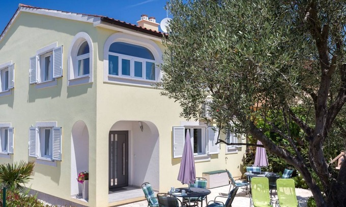 Medulin Apartment | Comfortable vacation home directly by the sea, 80m from the beach
