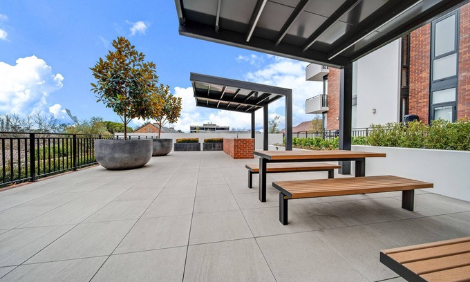 Manuka Apartment | Comfy 1-Bed Apt with Courtyard, Gym, BBQ & Parking