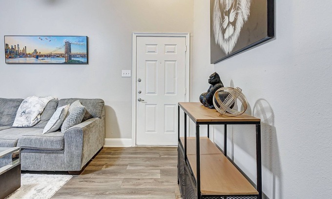 Deco Apartment | Comfy 1BD King Bed Free Parking Free Coffee