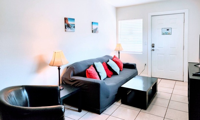 Pine Castle House | Comfy 1Bed/1Bath/Full Kitchen & Yard, Minutes from Airport & Near Everything