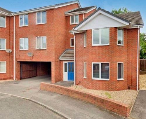 Cradley Apartment | Comfy 2-bedroom Flat with Private Parking