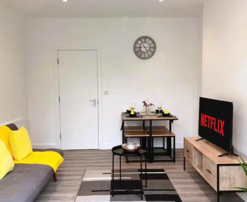 Luton House | Comfy 4-Bed Home in Luton by Stayfolk, Ideal for Contractors - Sleeps 8