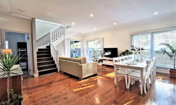 Miranda House | Comfy 4 bedrooms house-2 mins to Miranda Shopping Centre