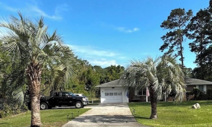 Socastee House | Comfy Beach & Golf Getway - Pet Friendly!