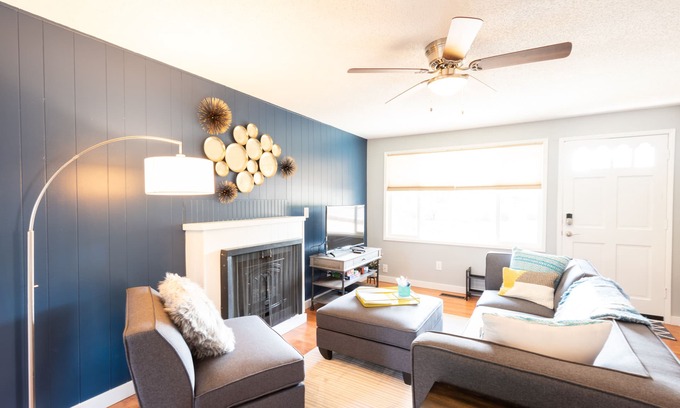 Bull Mountain Apartment | Comfy & Bright 2BR Flat W/Fenced Yard Near Washington Square