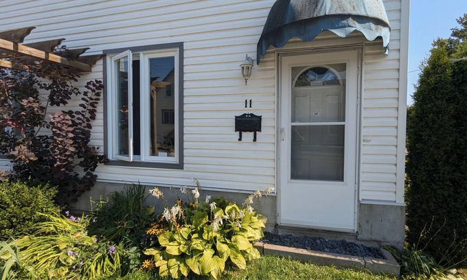 Downtown Gatineau House | Comfy by the 3 Rivers Pointe-Gatineau 3-4 month Rental Nov20-March31 OwnerInSun